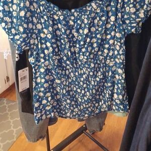 NWT Cute Floral Top, Blue, Teen Or Young Women's Size Medium